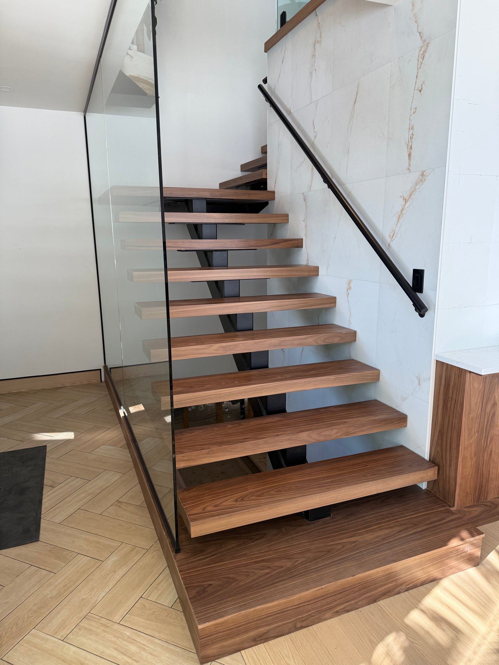 Escalier flottant noyer et acier