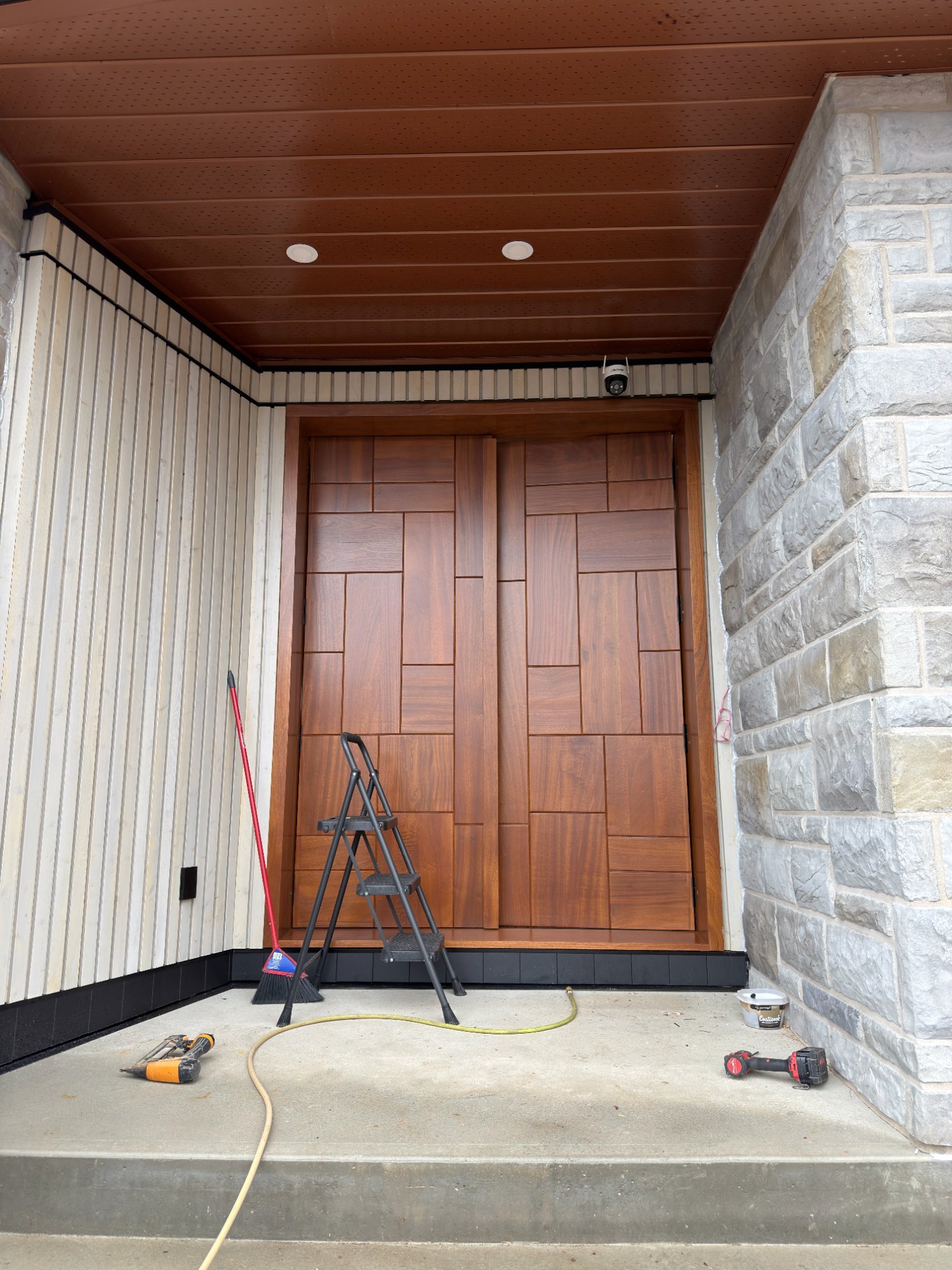 Détail panneau porte — grain noyer et joints fins